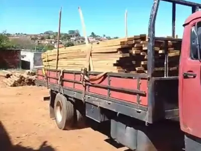 Caminhão com madeira serrada pronta para entrega