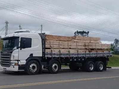 Carreta com madeira serrada na rodovia