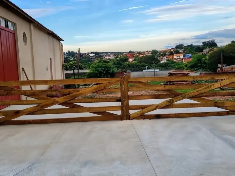 Porteira de madeira sob medida instalada na entrada de um terreno