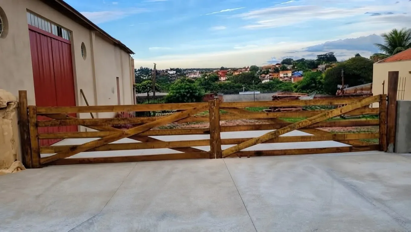 Porteira de madeira sob medida instalada na entrada de um terreno